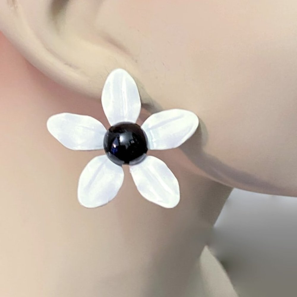 Flower Earrings, White Earrings, Black, Vintage Earrings, 1970s, 70s, NOS